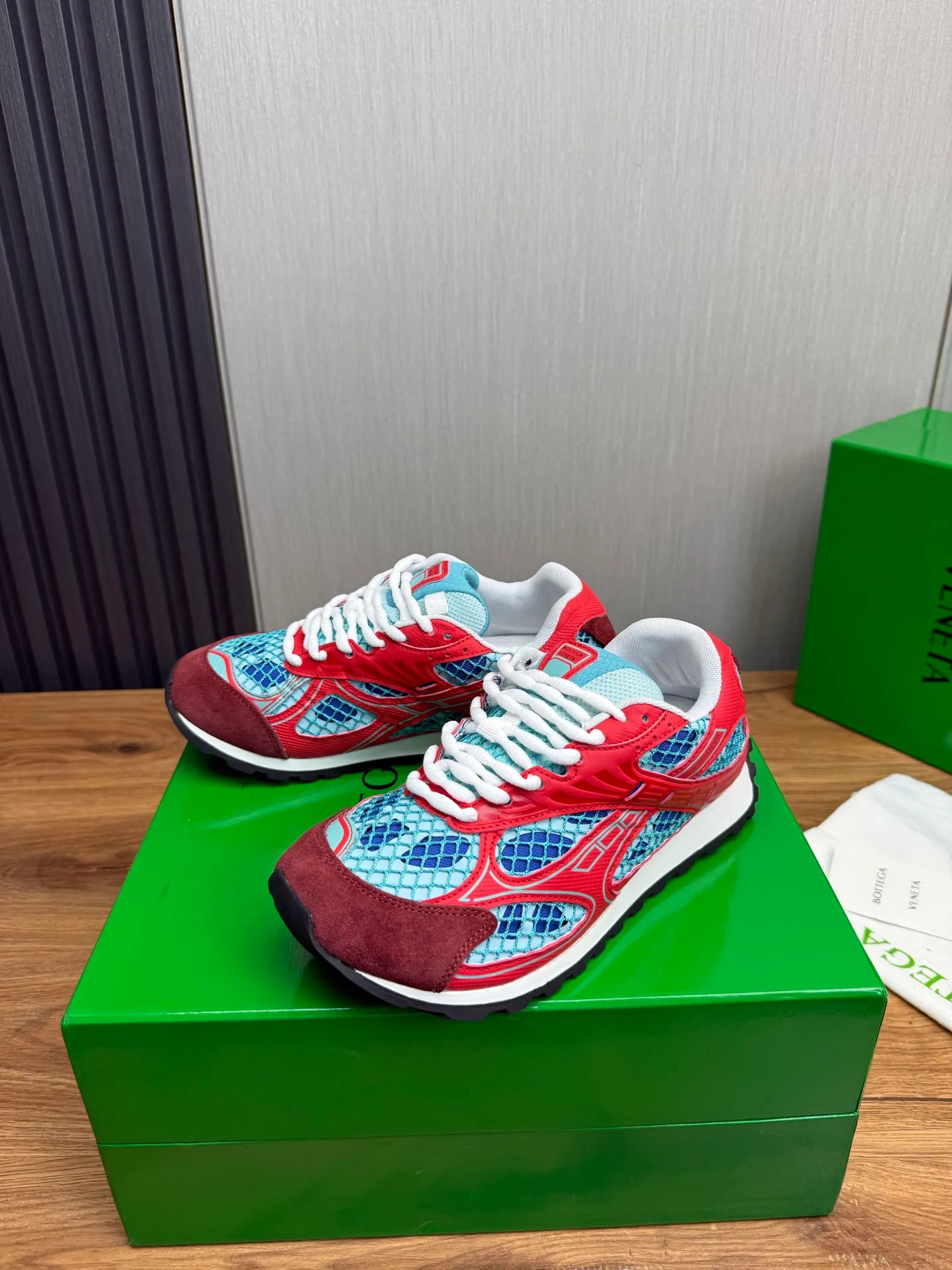 Men's men's shoes 💰620💰 BV top version 𝘽𝙊𝙏𝙏𝙀𝙂𝘼 𝙑𝙀𝙉𝙀𝙏𝘼 Orbit sneakers Wang Yibo same style couple style dad shoes 🩷💚 Runner sneakers, made of lightweight technical mesh fabric. Features a geometric patterned rubber outsole. Pay attention to the package craftsmanship ❕ High version shipping ❗️ Very nice, durable to play with and durable to make ✔️ Standard version 💯💯 The outsole is made of color-blocked TPU outsole. Women’s model 35-41 (40 41 customized) Men’s model 39-46 (45.46 customized) Equipped with original packaging